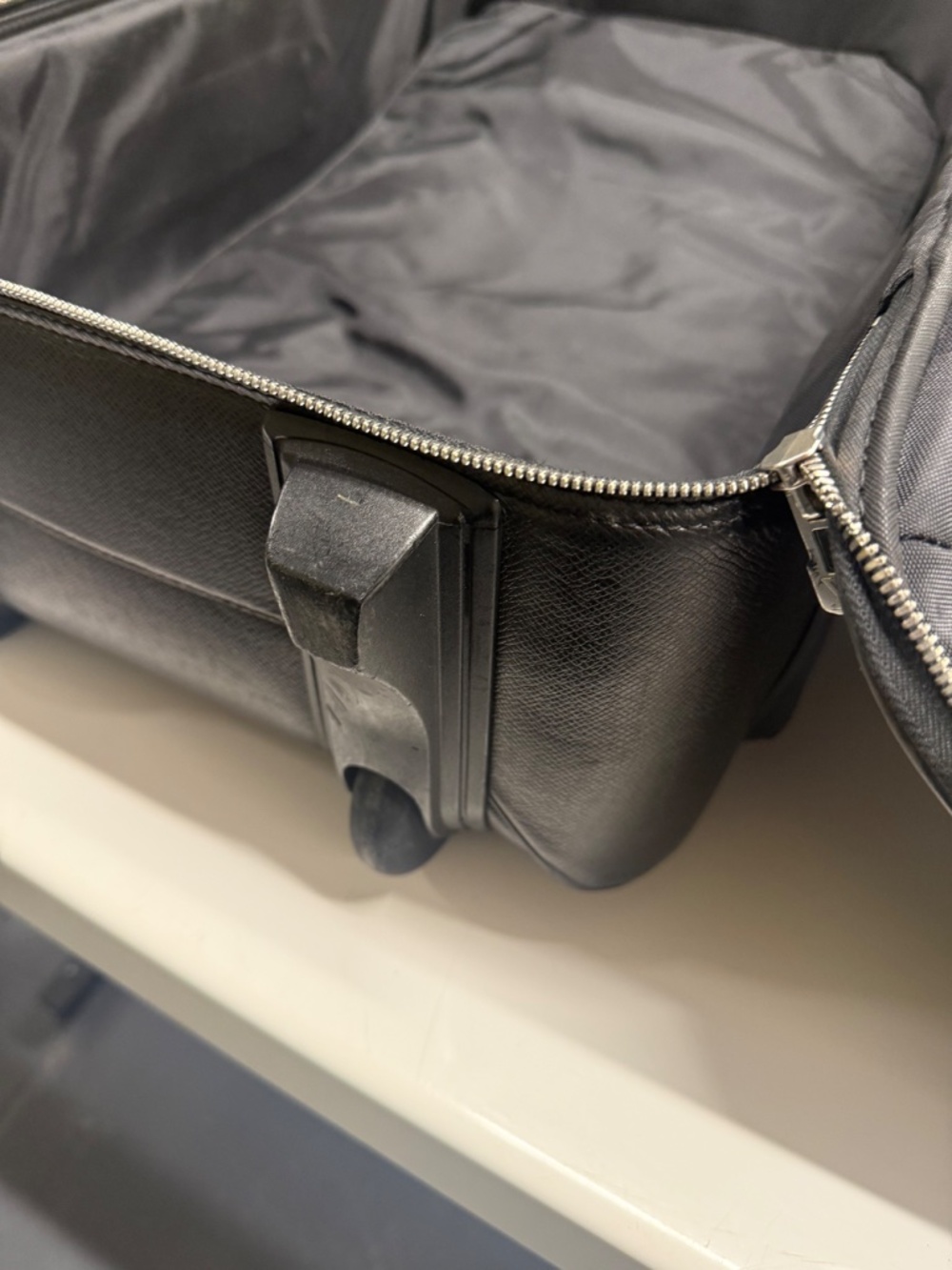 Louis Vuitton Taiga Pegase 55 - Picture 13 of 16